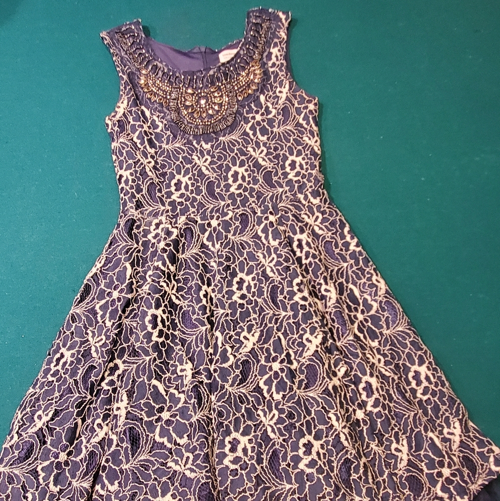 Stunning girls lace dress w/ intricate embroidery